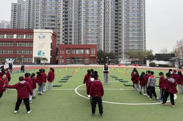 西安市浐灞十六小：体育与多九游娱乐网址学科碰撞一场别开生面的体育跨学科融合展示课(图4)